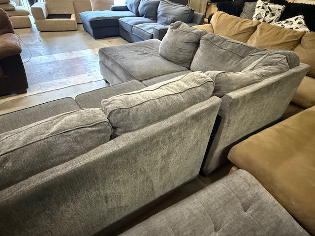 *Free Delivery* 2 Piece Broyhill Sectional Couch