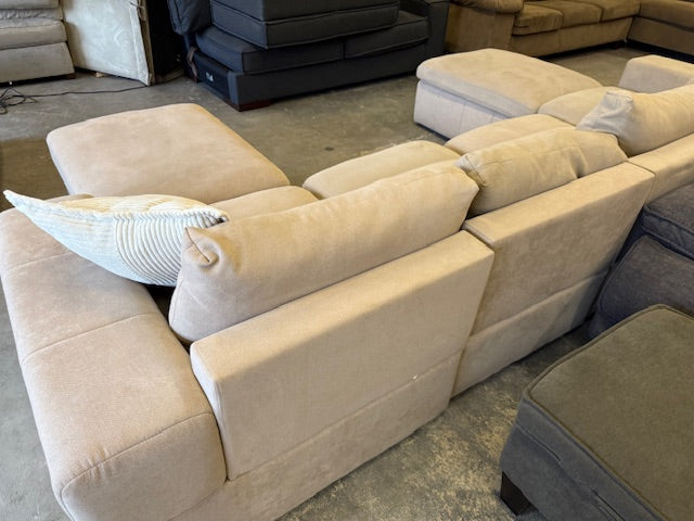 *Free Delivery* 6 Piece Modular Sectional Couch