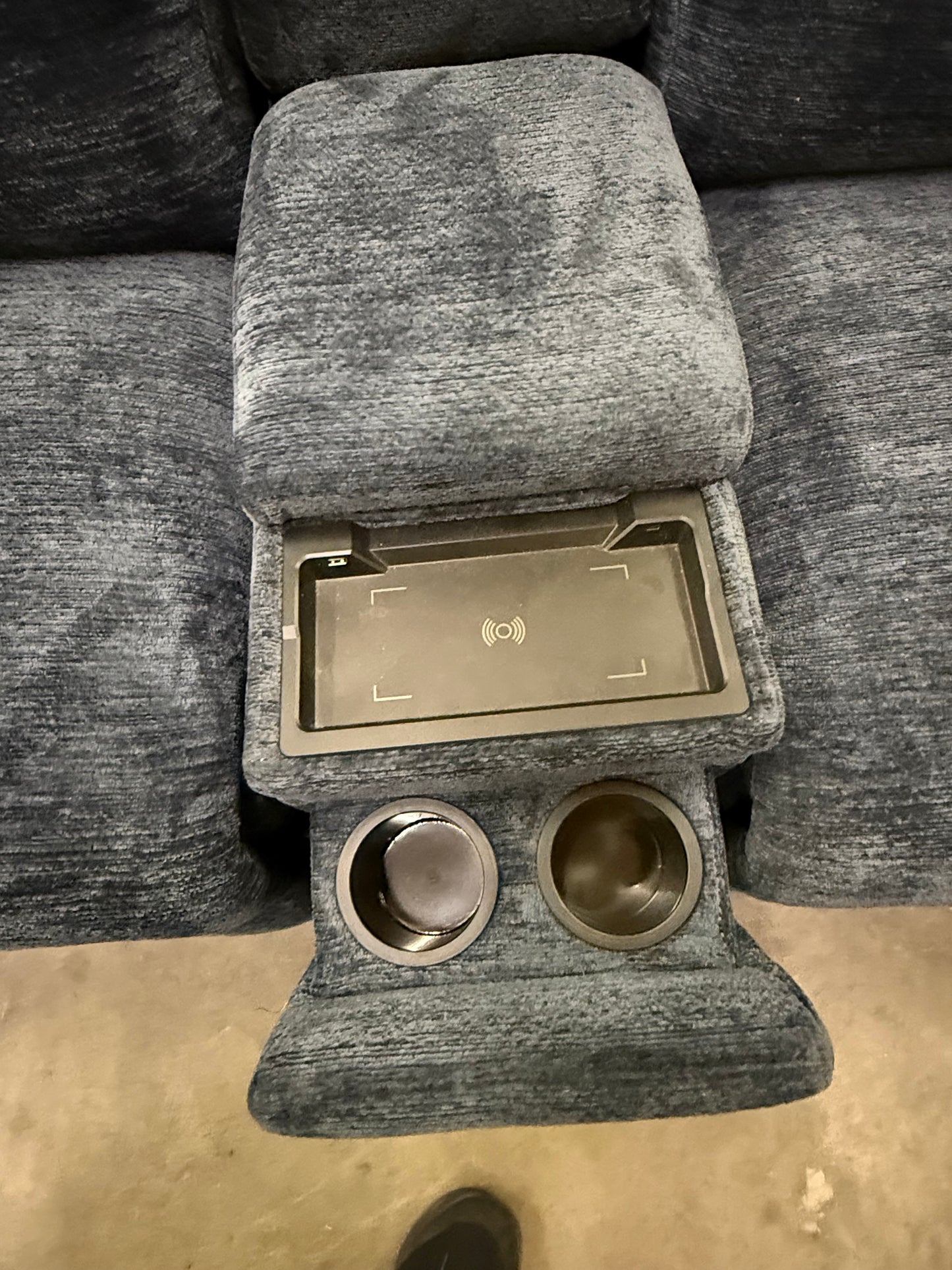 *Free Delivery* Like-New/Open Box Double Recliner Love Seat with USB Ports