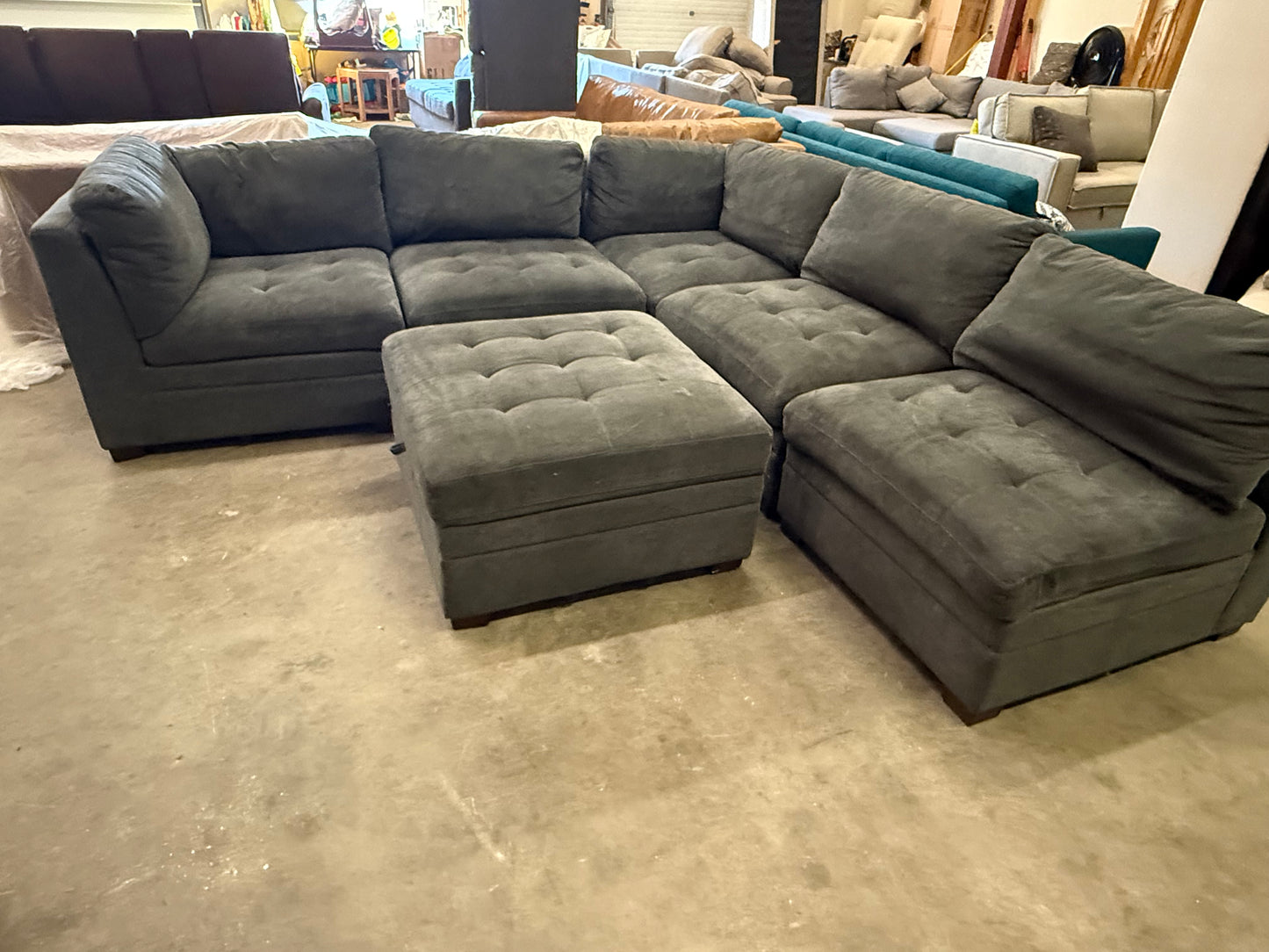 *Free Delivery* 2023 Thomasville 6-Piece Modular Couch with Ottoman (Retails $1500)