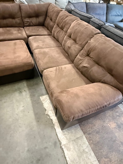 *Free Delivery* Beautiful Sectional Couch with Matching Ottoman