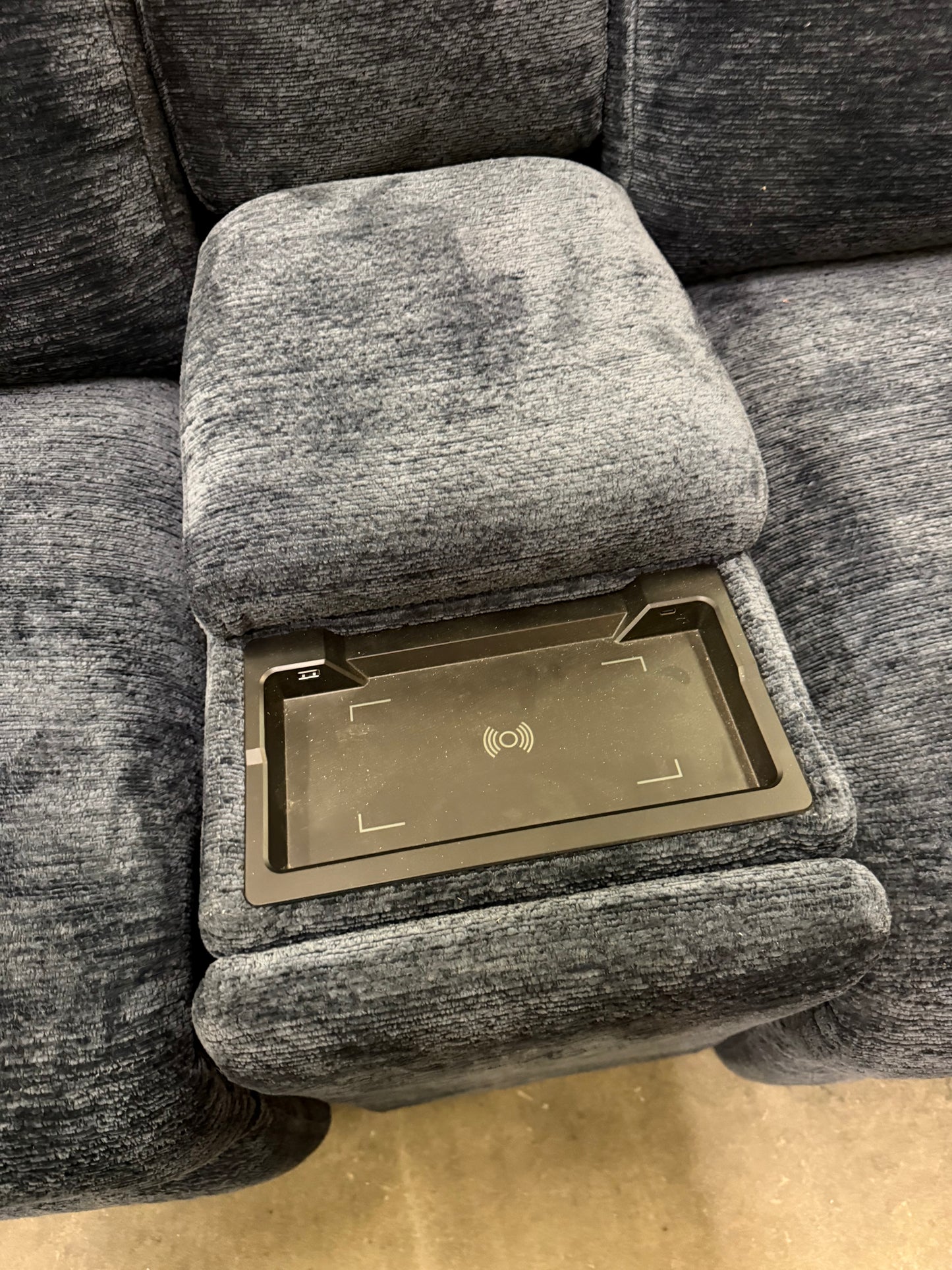 *Free Delivery* Like-New/Open Box Double Recliner Love Seat with USB Ports