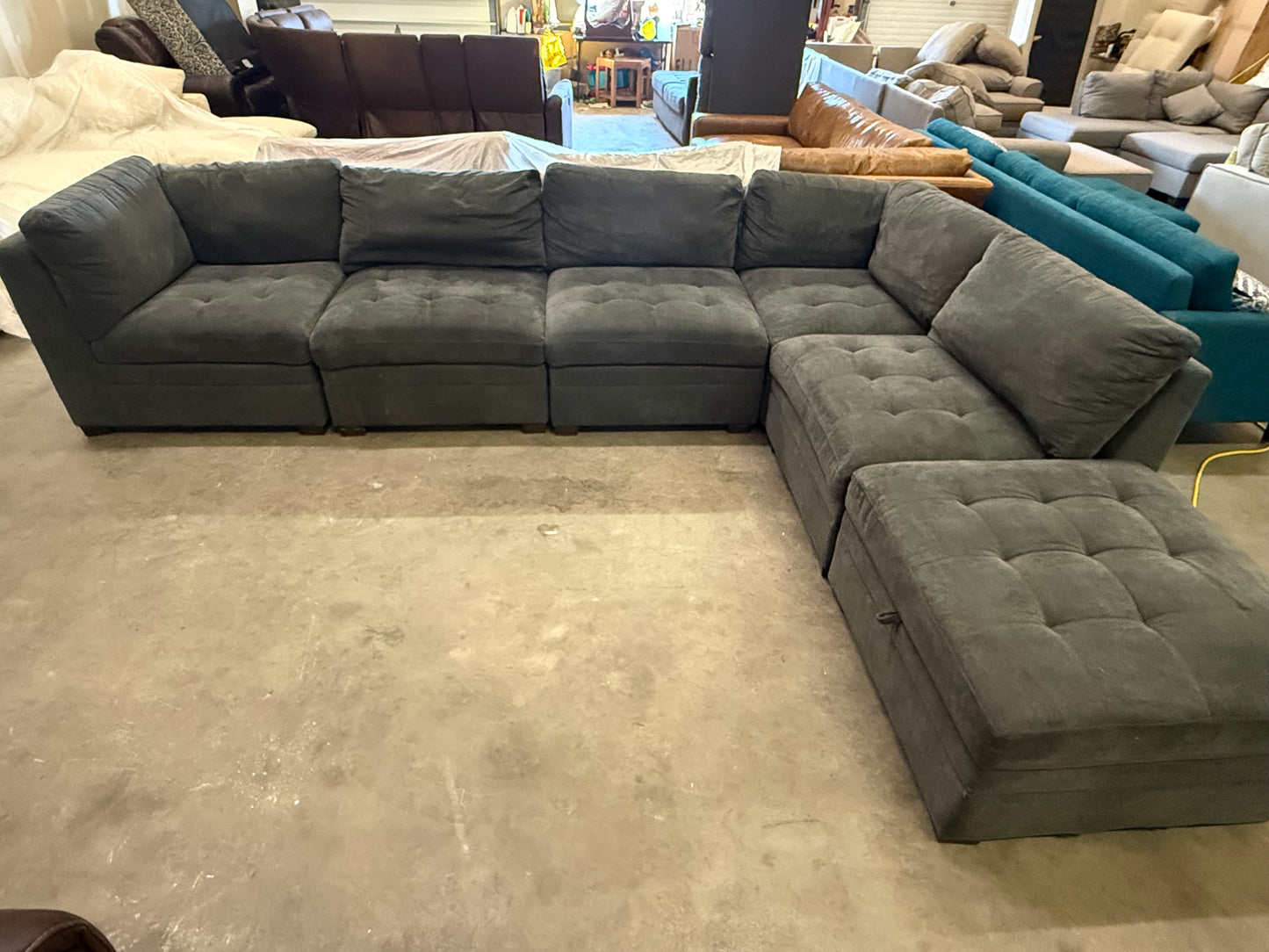 *Free Delivery* 2023 Thomasville 6-Piece Modular Couch with Ottoman (Retails $1500)