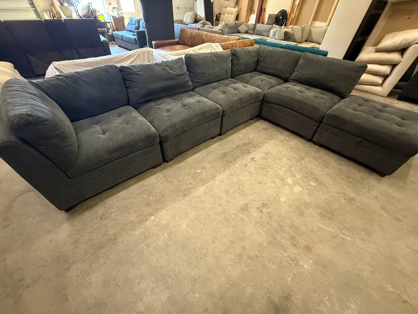 *Free Delivery* 2023 Thomasville 6-Piece Modular Couch with Ottoman (Retails $1500)