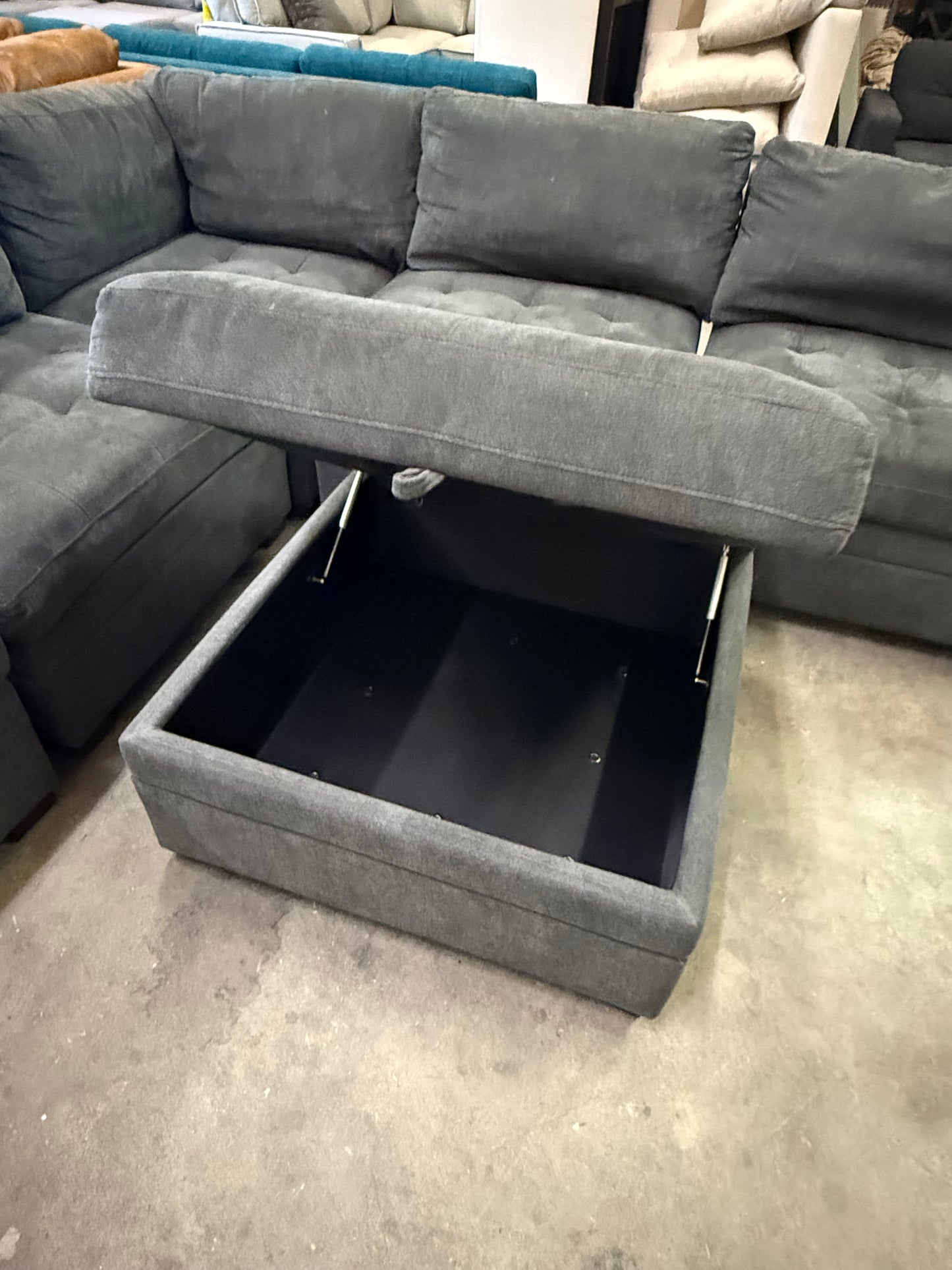 *Free Delivery* 2023 Thomasville 6-Piece Modular Couch with Ottoman (Retails $1500)