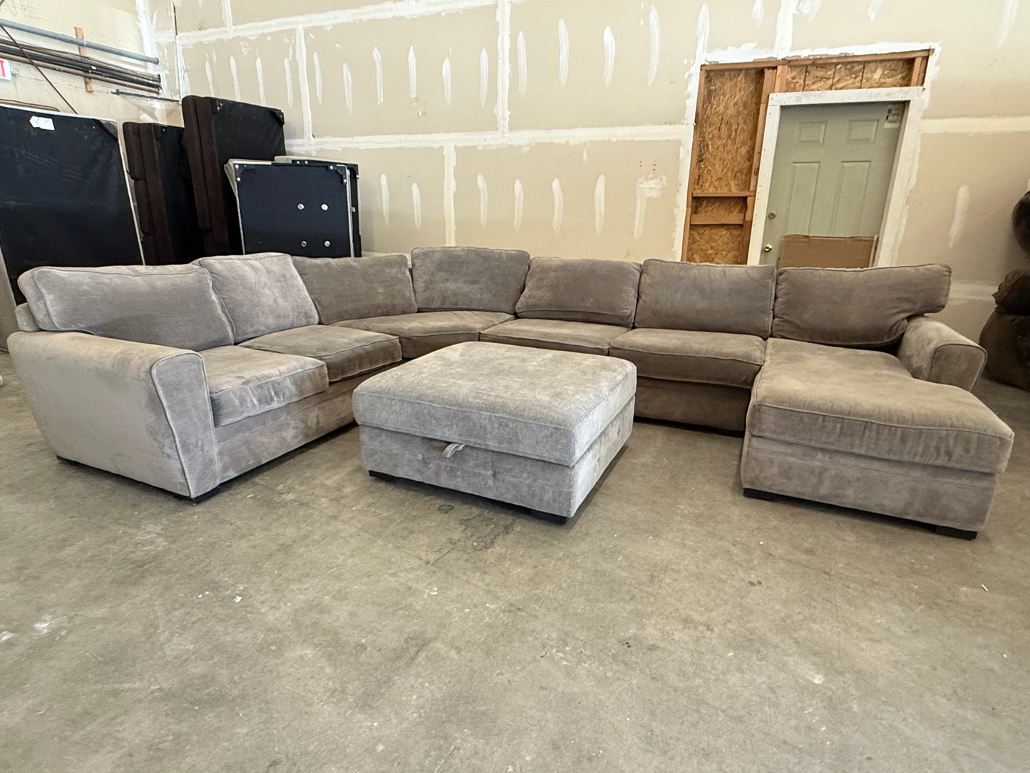 *Free Delivery*Large 4-Piece Sectional Couch with Storage Ottoman