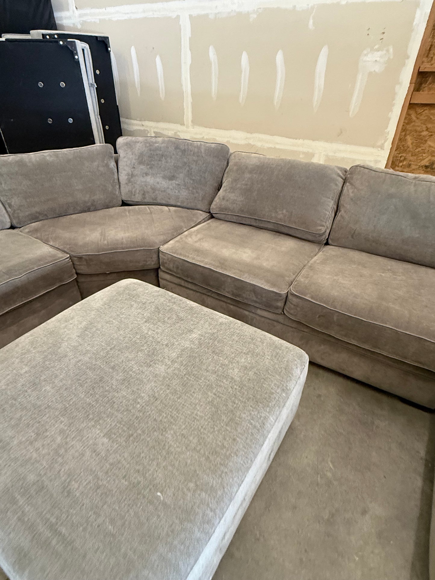 *Free Delivery*Large 4-Piece Sectional Couch with Storage Ottoman