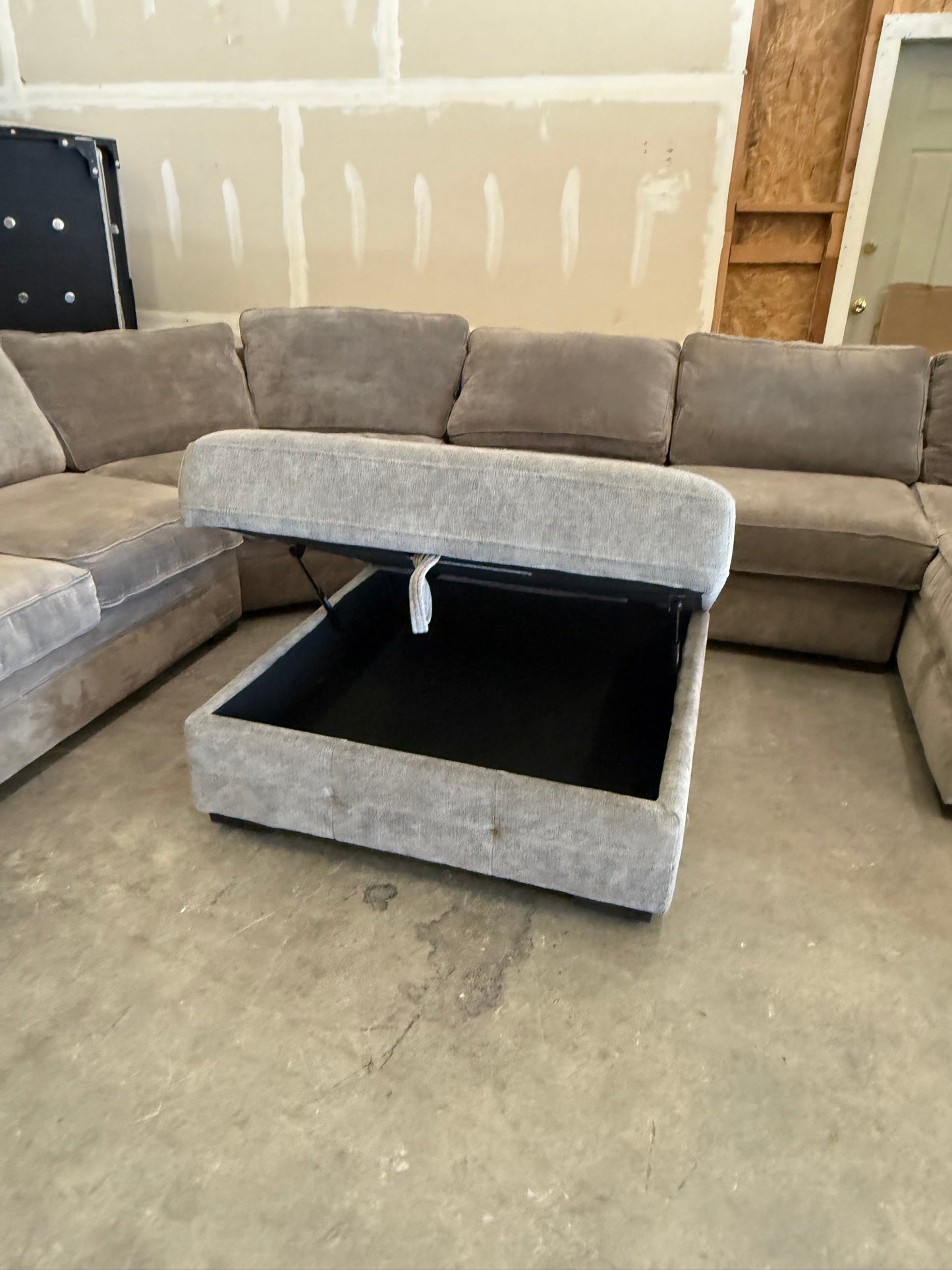*Free Delivery*Large 4-Piece Sectional Couch with Storage Ottoman