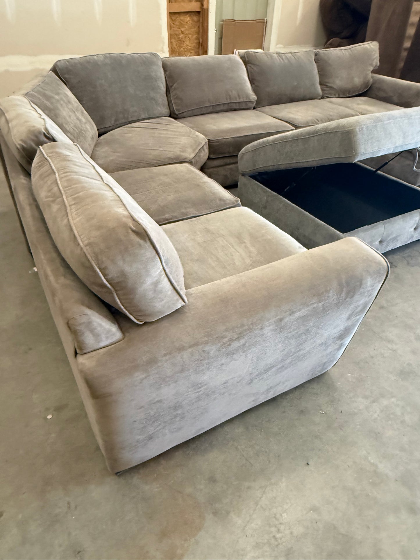 *Free Delivery*Large 4-Piece Sectional Couch with Storage Ottoman